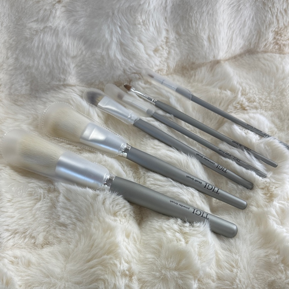 BNWOT Tigi Brand Makeup Brush Set